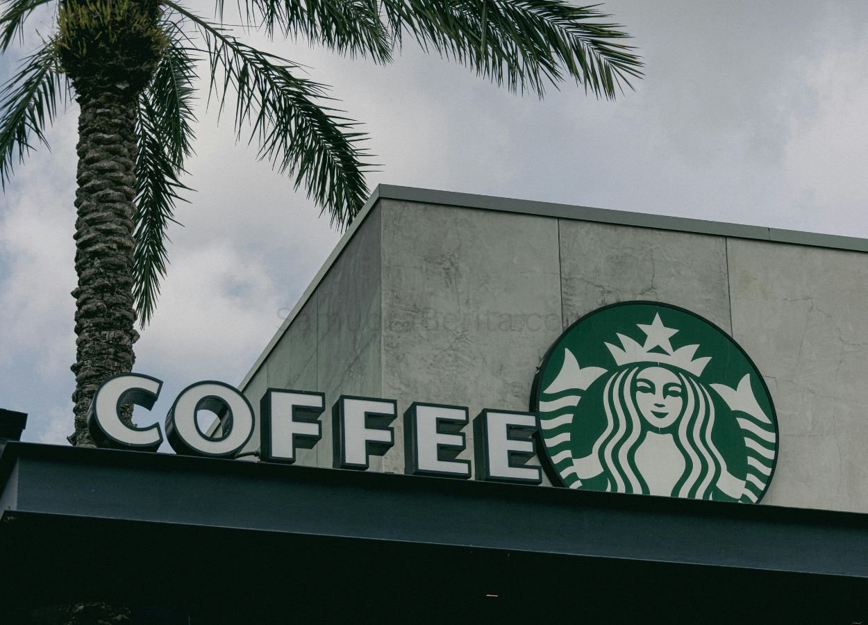 Polisi Korea Selatan Geledah Starbucks Terkait Kontroversi Promosi Demokrasi - SamudraBerita.com